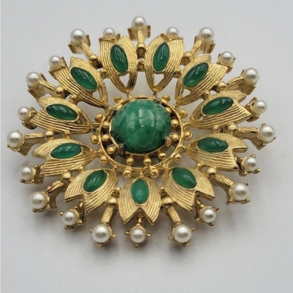 Elegant Gold and Green Brooch with Pearls